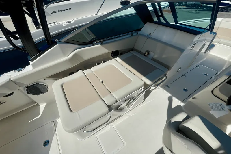 Slide: The Image of Boston Whaler 240 Vantage 2026 - 7