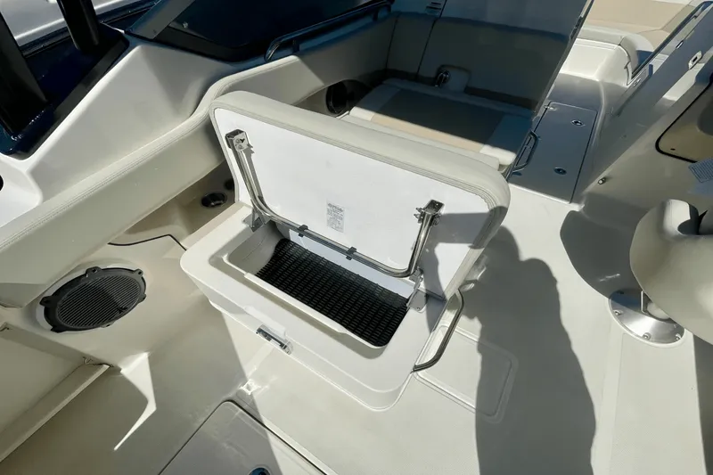 Slide: The Image of Boston Whaler 240 Vantage 2026 - 8