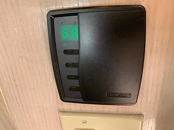 Slide: The Image of Thermostat control panel on a 1991 Hatteras 40 Motor Yacht displaying 68 degrees. - 19