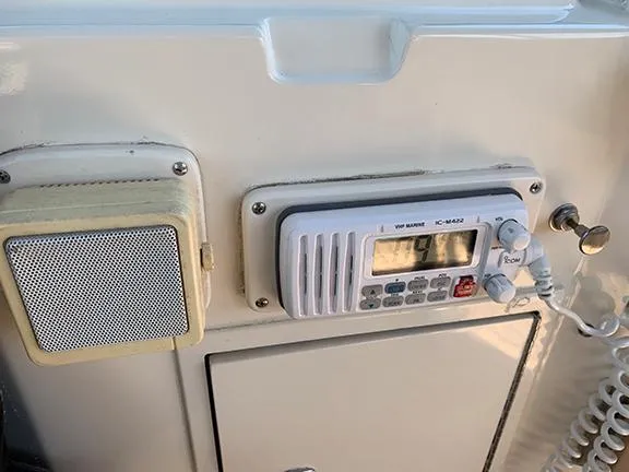 Slide: The Image of VHF marine radio and speaker on 1991 Hatteras 40 Motor Yacht. - 31
