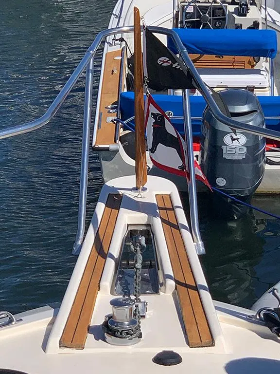 Slide: The Image of Bow of a 1991 Hatteras 40 Motor Yacht with anchor and flag. - 43