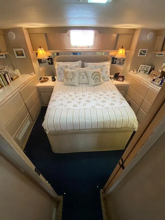 Slide: The Image of Hatteras 40 Motor Yacht 1991 - 86