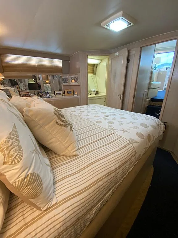 Slide: The Image of Hatteras 40 Motor Yacht 1991 - 87