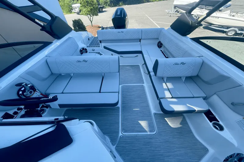 Slide: The Image of Sea Ray SDX 250 Outboard 2026 - 8