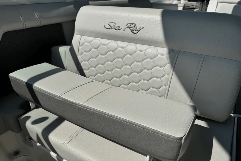 Slide: The Image of Sea Ray 290 SDX OB 2023 - 12