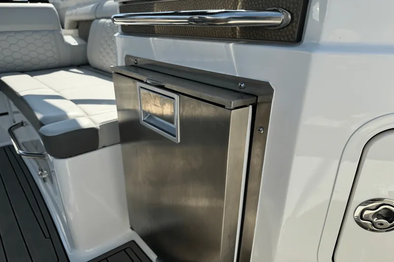 Slide: The Image of Sea Ray 290 SDX OB 2023 - 13