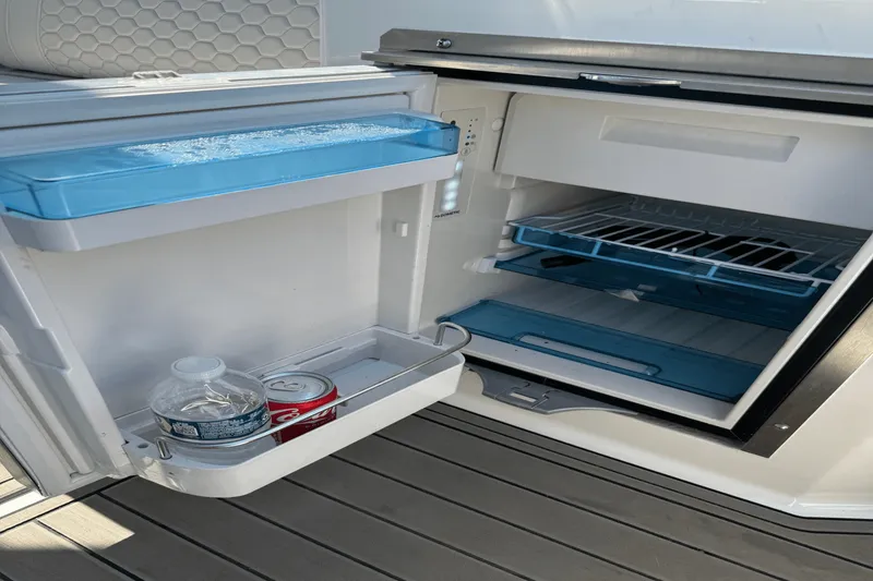 Slide: The Image of Sea Ray 290 SDX OB 2023 - 15