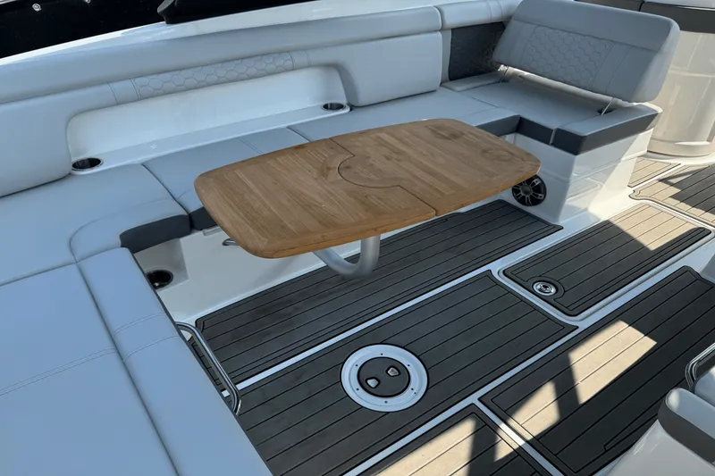 Slide: The Image of Sea Ray 290 SDX OB 2023 - 17