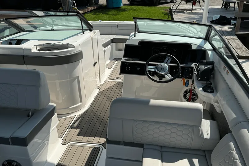 Slide: The Image of Sea Ray 290 SDX OB 2023 - 2