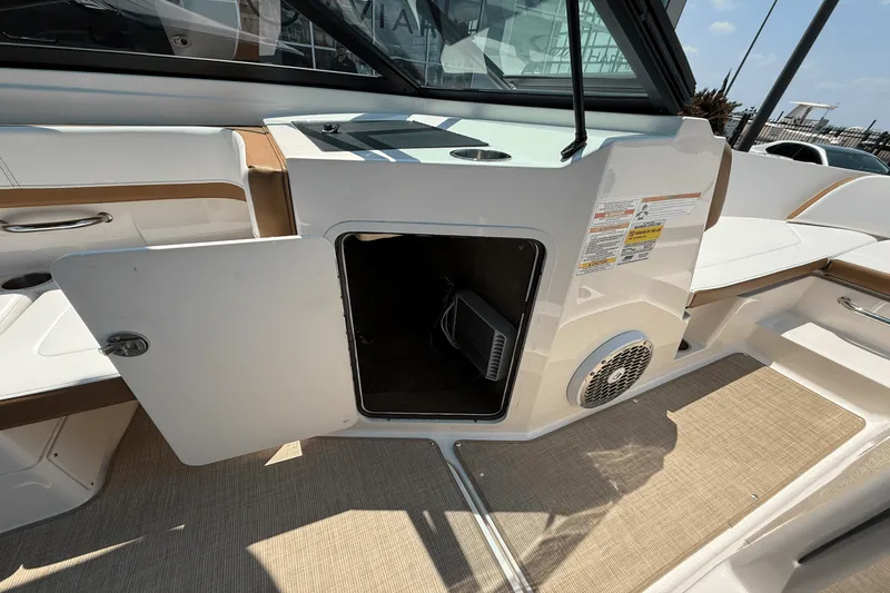 Slide: The Image of Sea Ray SPX 190 2018 - 11