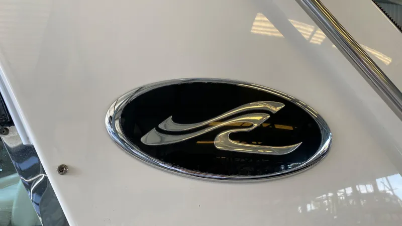 Slide: The Image of Sea Ray 460 Sundancer 2001 logo on boat exterior. - 39