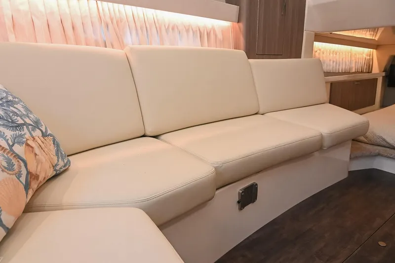 Slide: The Image of Regal 33 Express 2021 - 39