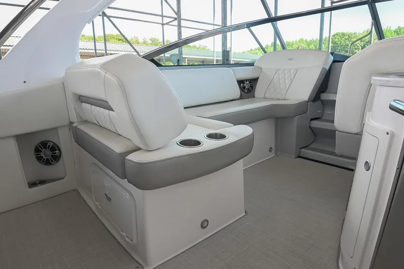 Slide: The Image of Regal 33 Express 2021 - 22