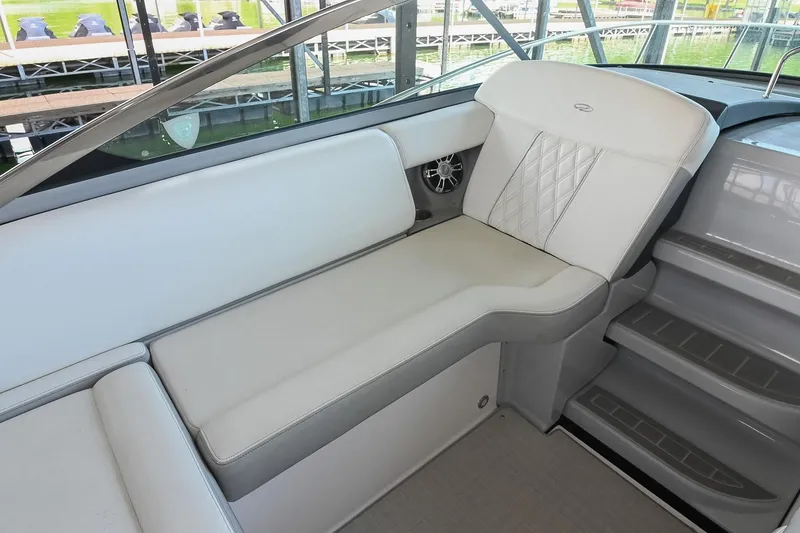 Slide: The Image of Regal 33 Express 2021 - 27