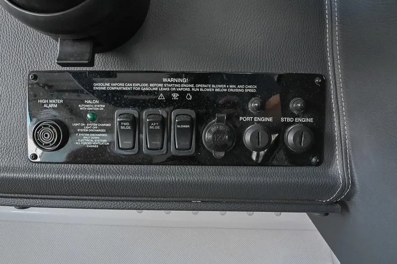 Slide: The Image of Regal 33 Express 2021 - 50