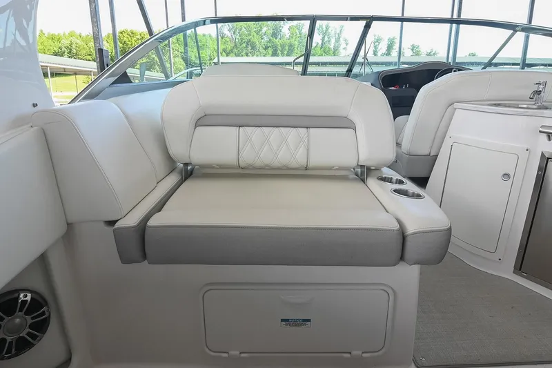 Slide: The Image of Regal 33 Express 2021 - 23