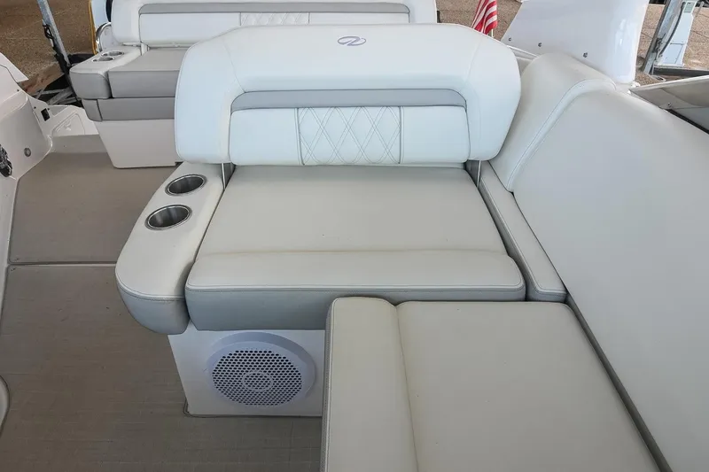 Slide: The Image of Regal 33 Express 2021 - 26