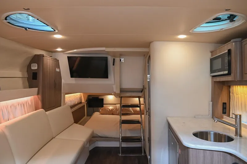 Slide: The Image of Regal 33 Express 2021 - 29