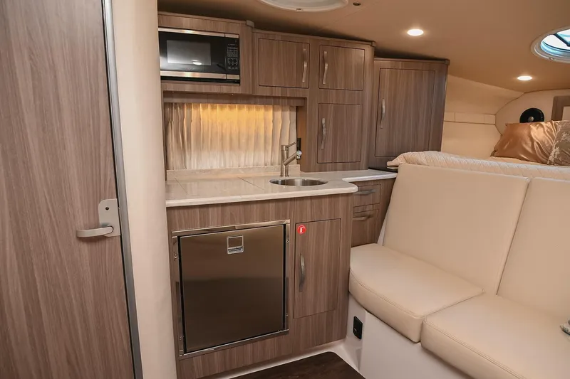 Slide: The Image of Regal 33 Express 2021 - 31