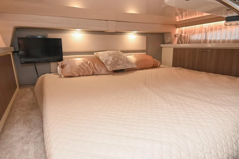 Slide: The Image of Regal 33 Express 2021 - 40