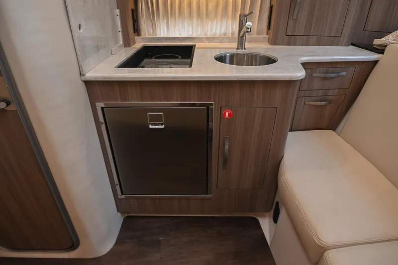 Slide: The Image of Regal 33 Express 2021 - 34