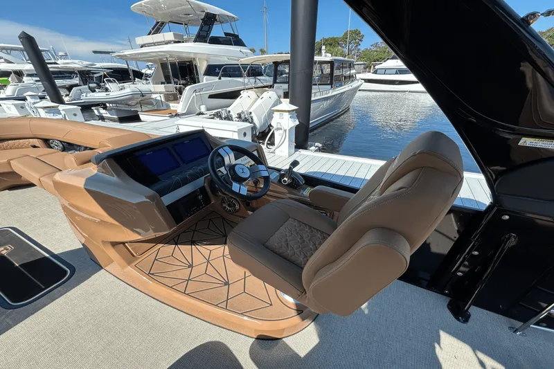 Slide: The Image of Harris Grand Mariner 250 2026 - 11