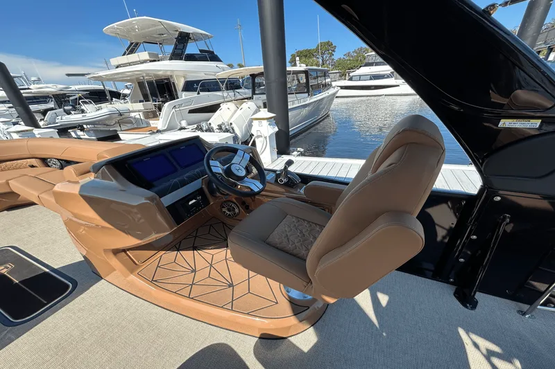 Slide: The Image of Harris Grand Mariner 250 2026 - 24