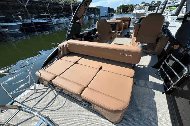 Slide: The Image of Harris Grand Mariner 250 2026 - 8