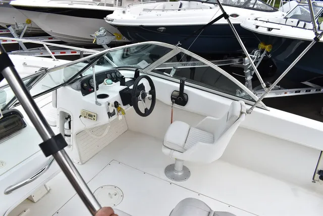 Slide: The Image of Boston Whaler 18 Ventura Dual Console 2001 - 16