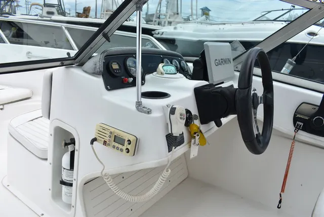 Slide: The Image of Boston Whaler 18 Ventura Dual Console 2001 - 29