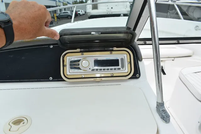 Slide: The Image of Boston Whaler 18 Ventura Dual Console 2001 - 28