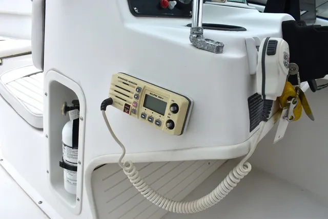 Slide: The Image of Boston Whaler 18 Ventura Dual Console 2001 - 37