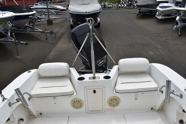 Slide: The Image of Boston Whaler 18 Ventura Dual Console 2001 - 19
