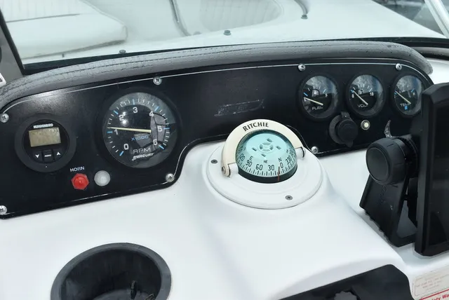 Slide: The Image of Boston Whaler 18 Ventura Dual Console 2001 - 32