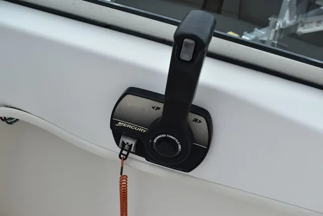 Slide: The Image of Boston Whaler 18 Ventura Dual Console 2001 - 35