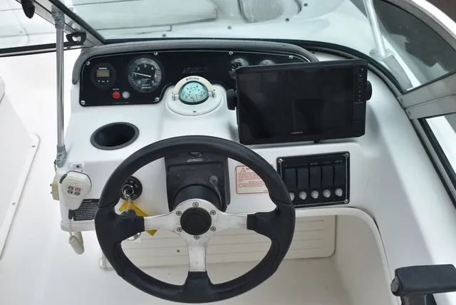 Slide: The Image of Boston Whaler 18 Ventura Dual Console 2001 - 31