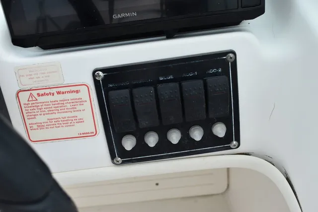 Slide: The Image of Boston Whaler 18 Ventura Dual Console 2001 - 34