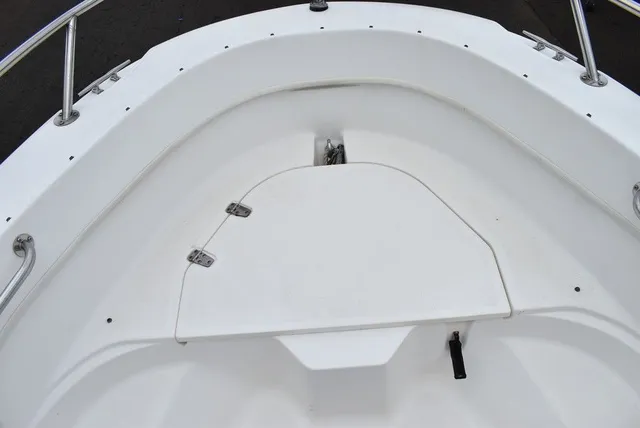 Slide: The Image of Boston Whaler 18 Ventura Dual Console 2001 - 40