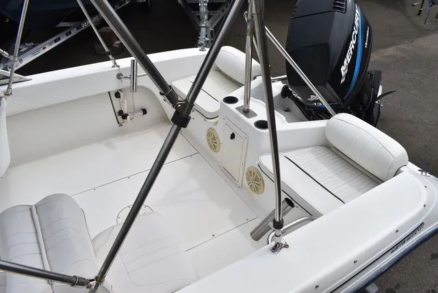 Slide: The Image of Boston Whaler 18 Ventura Dual Console 2001 - 17