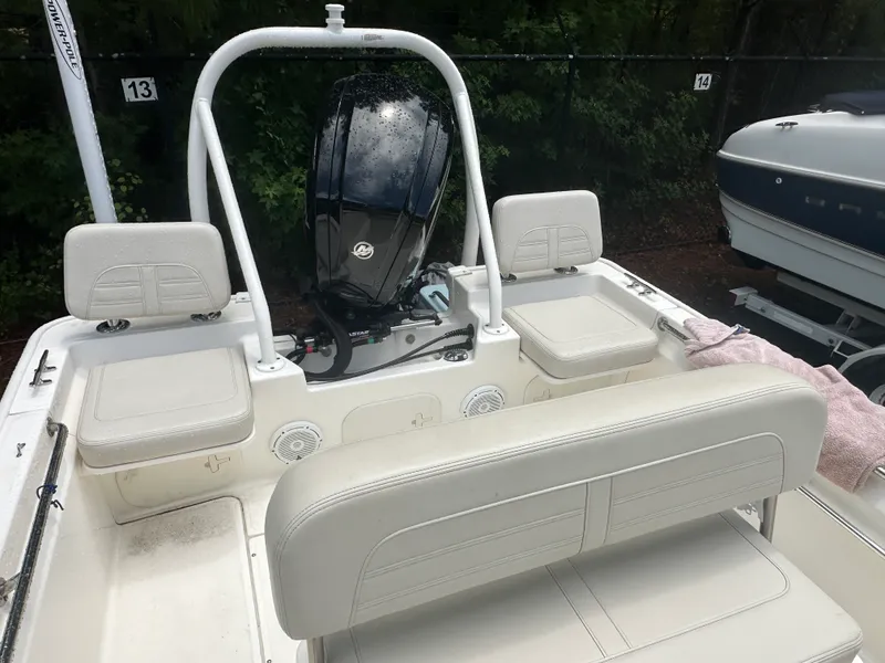 Slide: The Image of Boston Whaler 170 MONTAUK 2025 - 15