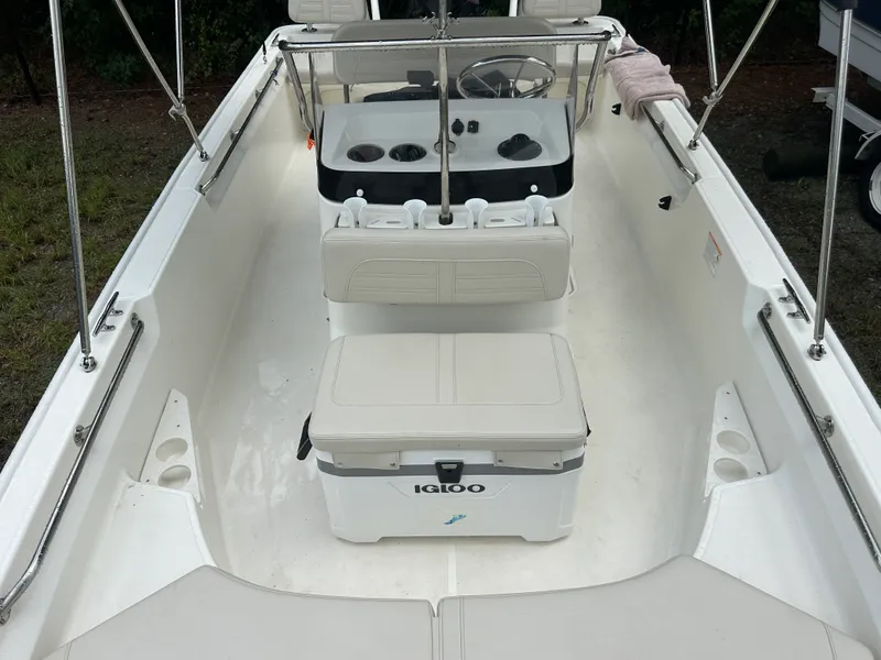 Slide: The Image of Boston Whaler 170 MONTAUK 2025 - 16