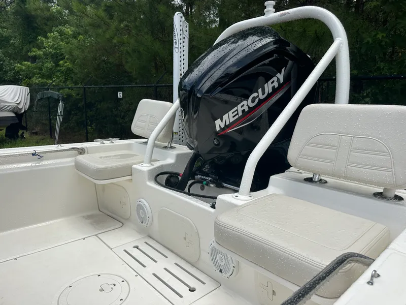 Slide: The Image of Boston Whaler 170 MONTAUK 2025 - 10