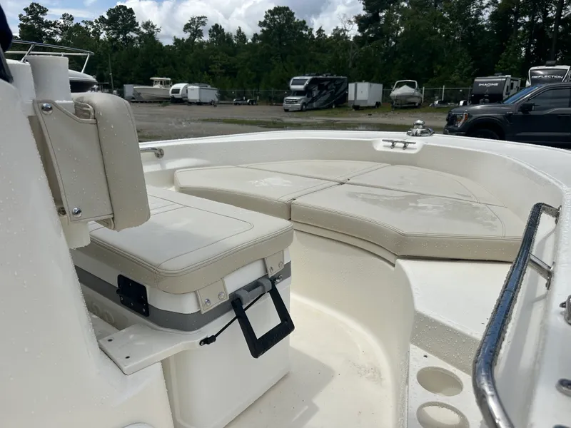 Slide: The Image of Boston Whaler 170 MONTAUK 2025 - 12