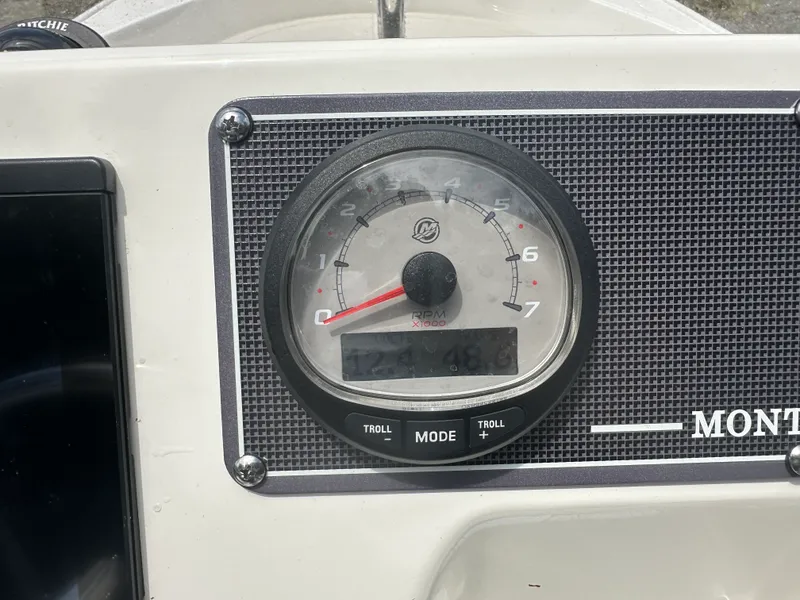 Slide: The Image of Boston Whaler 170 MONTAUK 2025 - 18