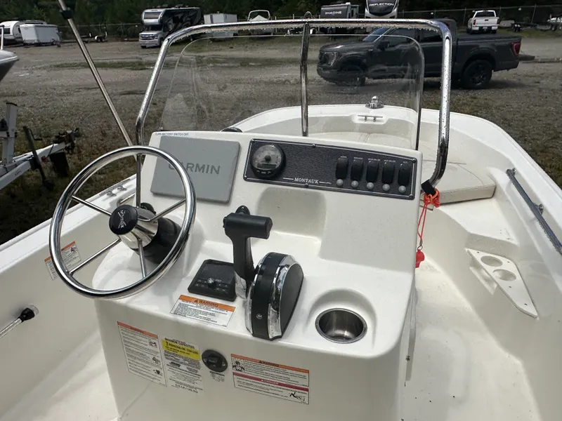 Slide: The Image of Boston Whaler 170 MONTAUK 2025 - 13