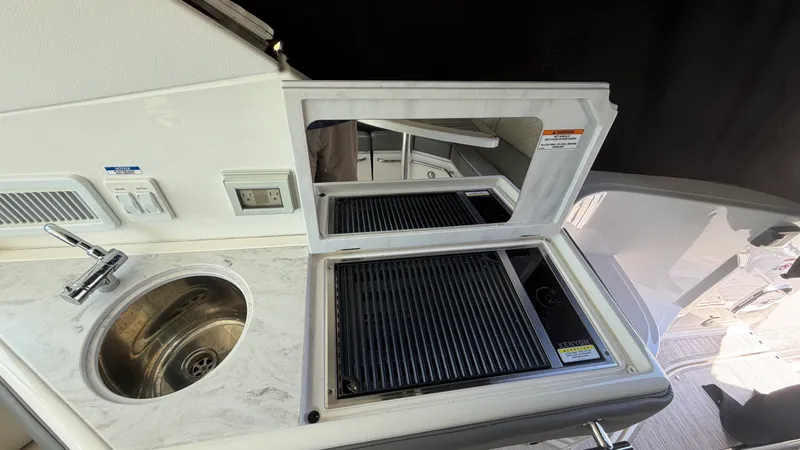 Slide: The Image of Sea Ray 320 SUNDANCER OB 2024 - 6