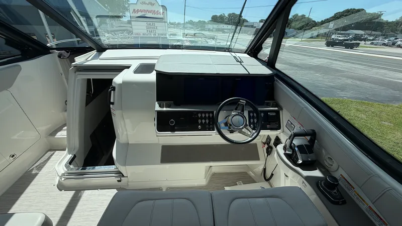 Slide: The Image of Sea Ray 320 SUNDANCER OB 2024 - 15