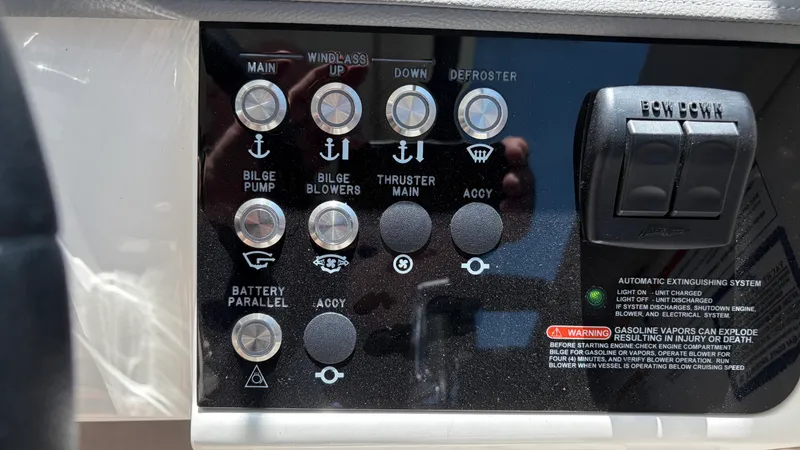 Slide: The Image of Sea Ray 320 SUNDANCER OB 2024 - 10