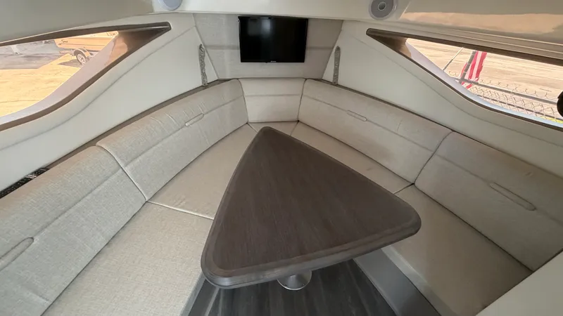 Slide: The Image of Sea Ray 320 SUNDANCER OB 2024 - 19