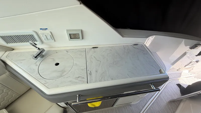 Slide: The Image of Sea Ray 320 SUNDANCER OB 2024 - 7
